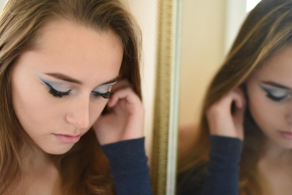 False Eyelashes for Hooded Eyes: Techniques for Enhancing Eye Shape